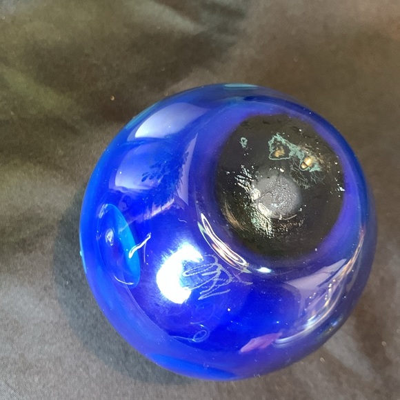 Hand blown artist signed neon blue coin dot stemless wineglasses - Picture 9 of 12